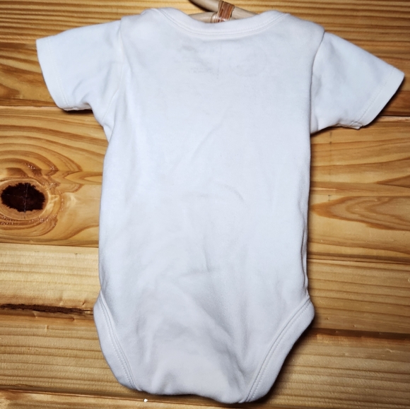 🎃 Finn + Emma Onesie | Organic Graphic Bodysuit in Pumpkin 0-3m - Picture 4 of 14